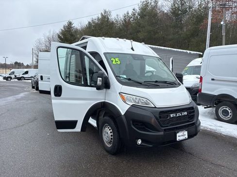 Used 2025 RAM ProMaster 2500 w/ Convenience Group image 9