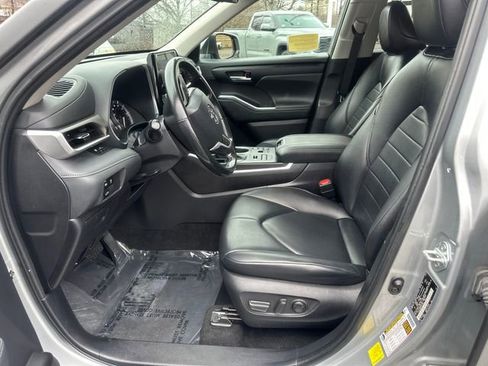Used 2023 Toyota Highlander XLE AWD/4WD image 30