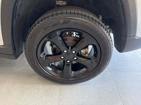 Used 2024 Jeep Grand Cherokee Limited w/ Black Appearance Package AWD/4WD image 15
