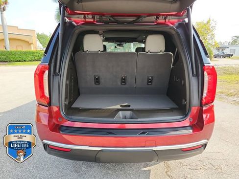 Used 2024 GMC Yukon SLT w/ SLT Luxury Package AWD/4WD image 5