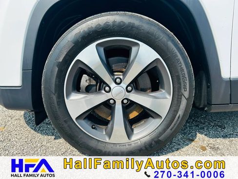 Used 2019 Jeep Cherokee Limited FWD image 38