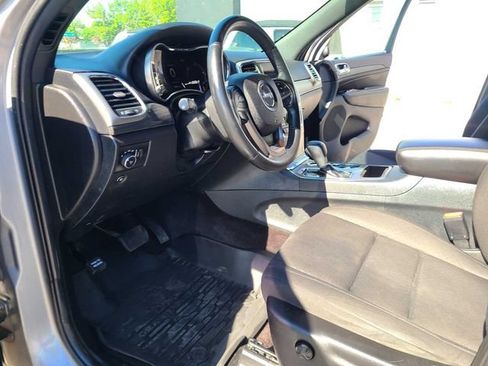Used 2018 Jeep Grand Cherokee Laredo AWD/4WD image 12