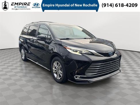 Used 2023 Toyota Sienna Platinum image 1