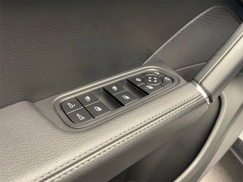 Used 2022 Porsche Cayenne Platinum Edition image 21