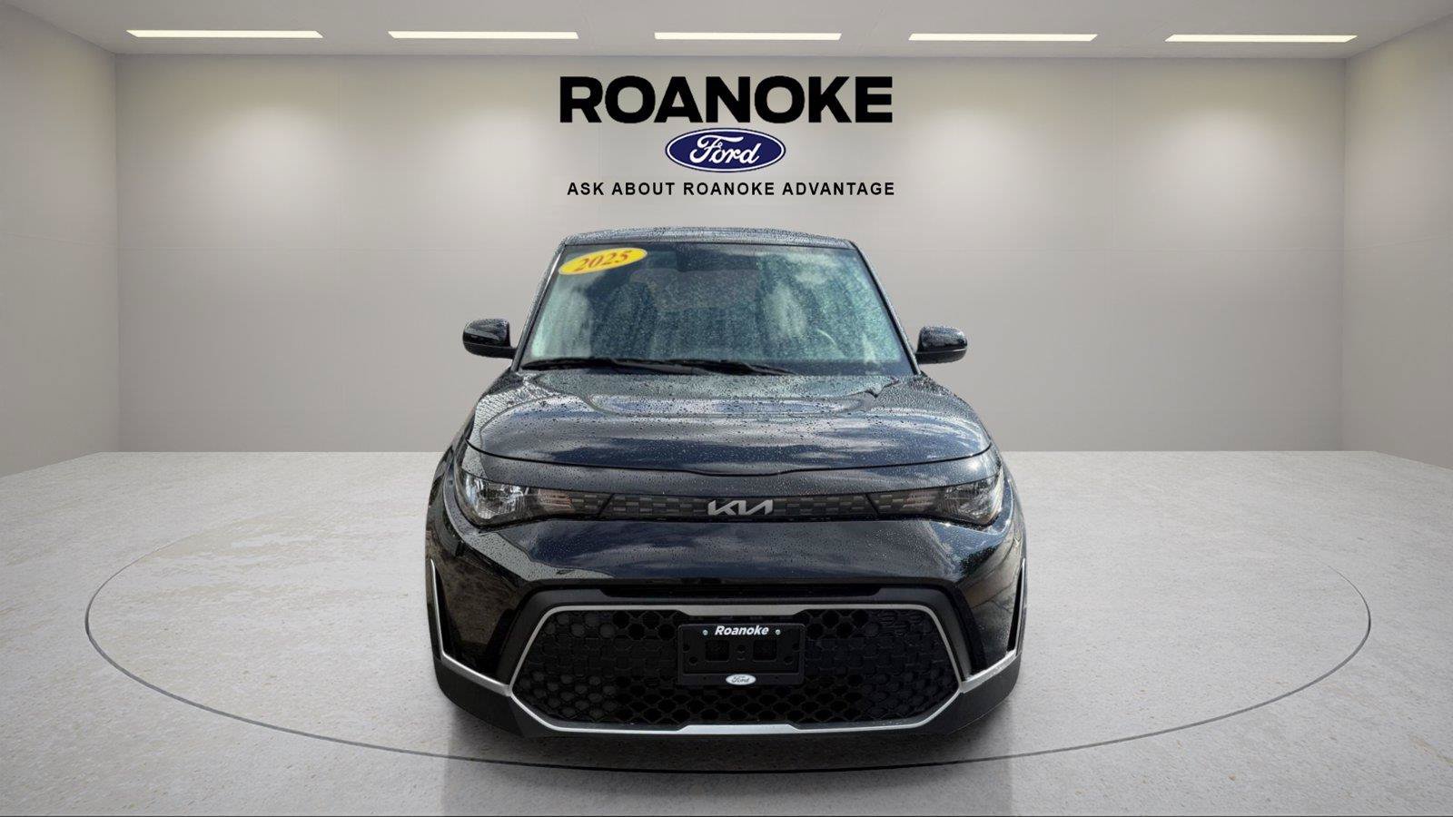 Used 2025 Kia Soul LX FWD image 2
