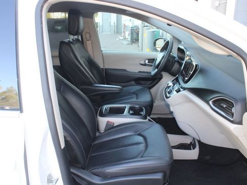 Used 2024 Chrysler Pacifica Touring-L FWD image 16