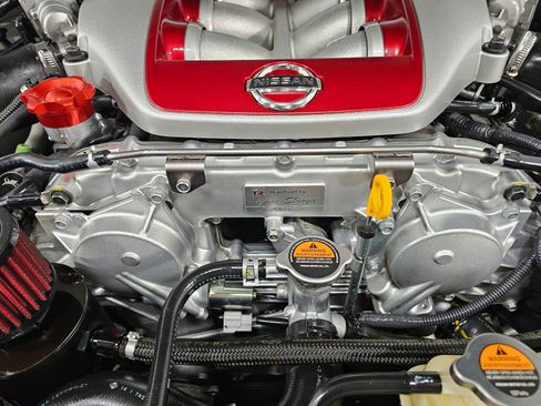 Used 2015 Nissan GT-R Premium image 17