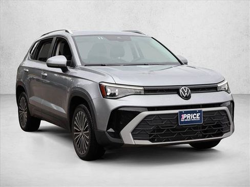 Used 2025 Volkswagen Taos SE FWD image 3