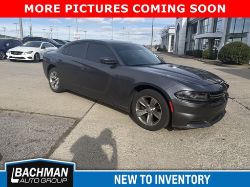 Used 2015 Dodge Charger SE w/ Sport Appearance Group image 2