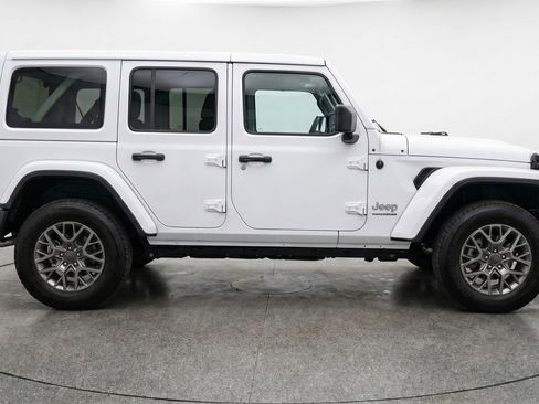 Used 2025 Jeep Wrangler Sahara image 11