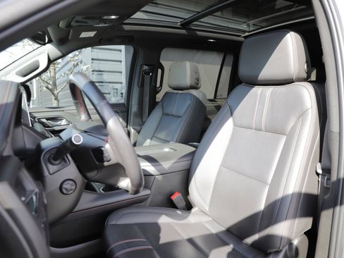 Used 2022 Chevrolet Suburban RST w/ Luxury Package AWD/4WD image 18
