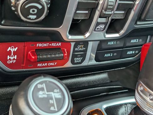 Used 2025 Jeep Wrangler Unlimited Rubicon AWD/4WD image 18