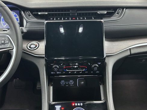 Certified 2024 Jeep Grand Cherokee Limited image 12