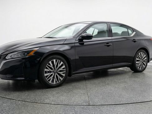 Used 2025 Nissan Altima 2.5 SV image 3