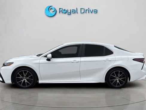 Used 2023 Toyota Camry SE image 3