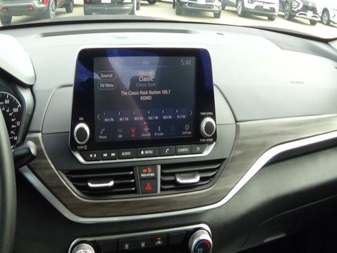 Used 2025 Nissan Altima 2.5 SV FWD image 24