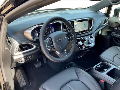 New 2026 Chrysler Pacifica Select image 8