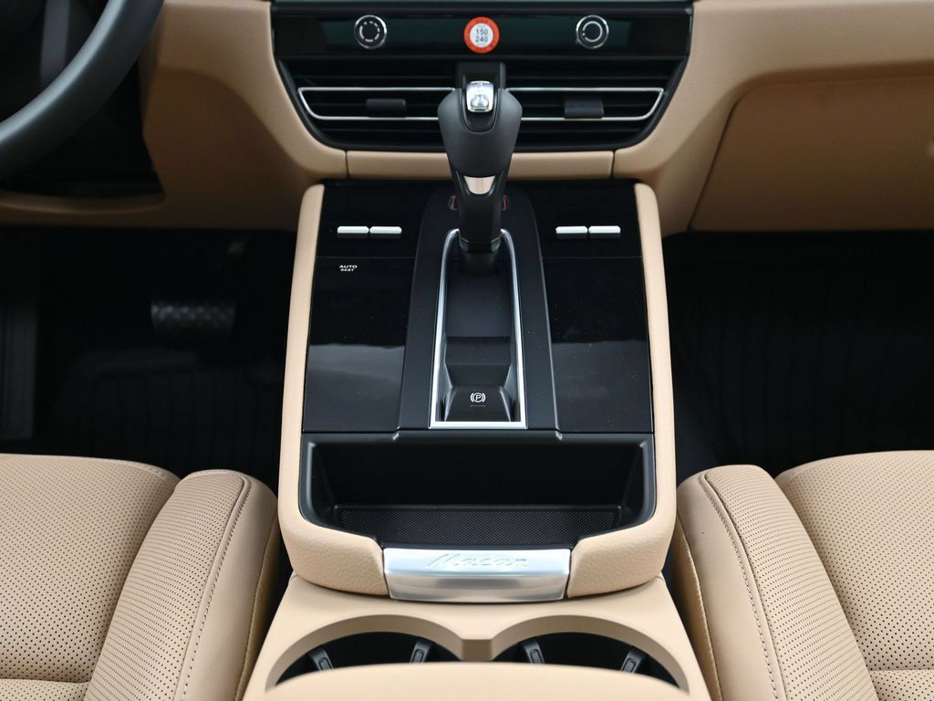 Used 2026 Porsche Macan AWD/4WD image 10