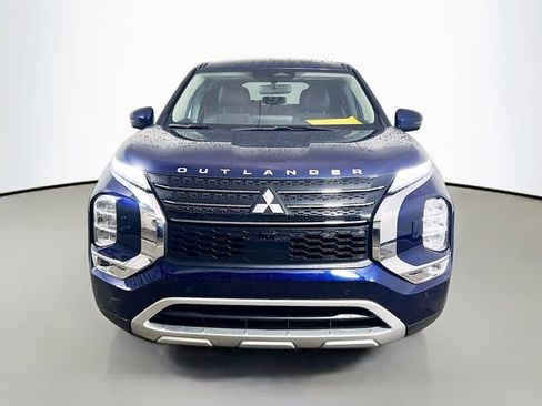 Used 2023 Mitsubishi Outlander SE image 2