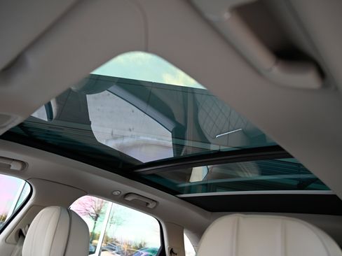 Used 2022 Bentley Bentayga image 33