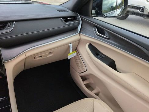 New 2025 Jeep Grand Cherokee L Limited w/ Luxury Tech Group II RWD image 17