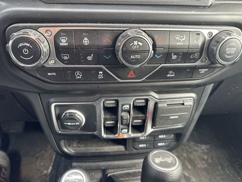 Used 2022 Jeep Wrangler Unlimited Sport image 17