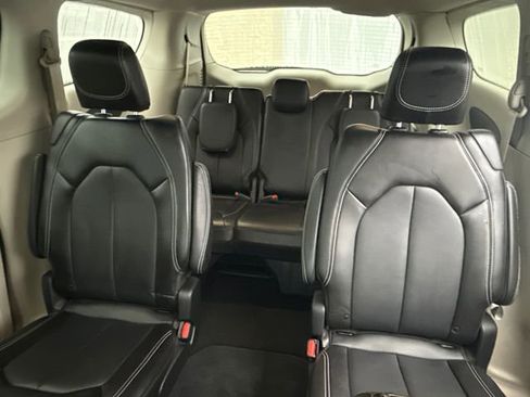 Used 2024 Chrysler Pacifica Touring-L image 36