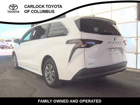 Used 2025 Toyota Sienna LE FWD image 4