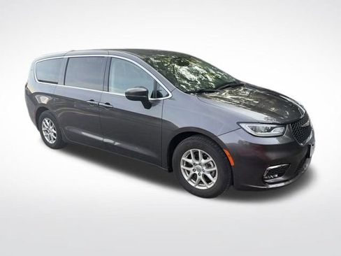 Used 2023 Chrysler Pacifica Touring-L FWD image 3