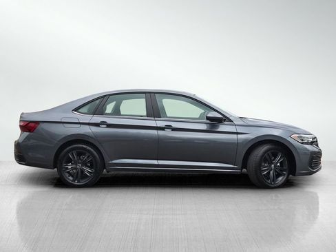 Used 2024 Volkswagen Jetta SE FWD image 3