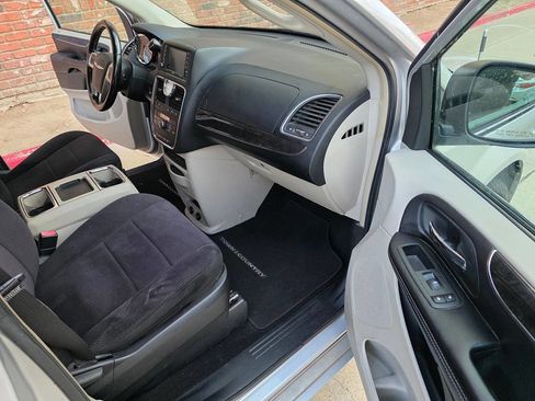 Used 2011 Chrysler Town & Country Touring image 9