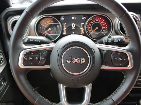 Used 2018 Jeep Wrangler Unlimited Sahara AWD/4WD image 17