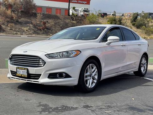 Used 2016 Ford Fusion SE w/ Equipment Group 202A FWD image 4