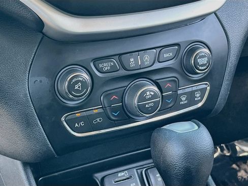 Used 2016 Jeep Cherokee Latitude w/ Comfort/Convenience Group FWD image 15