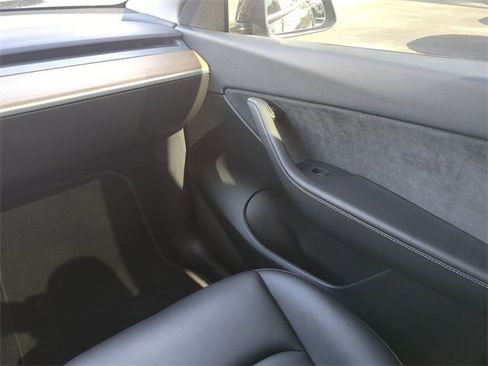 Used 2022 Tesla Model Y Long Range image 20