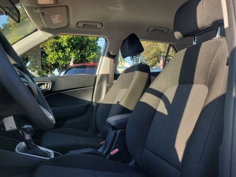 Certified 2025 Hyundai Venue SE image 14