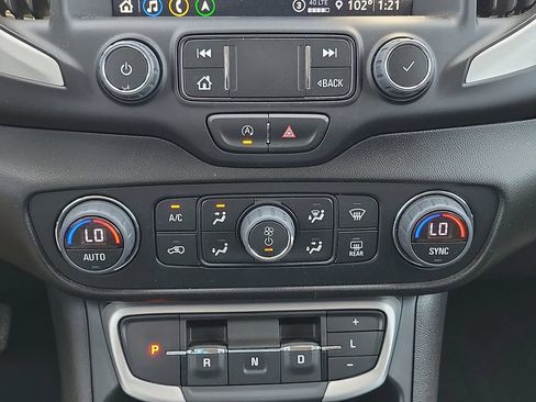 Used 2024 GMC Terrain SLE w/ Driver Convenience Package FWD image 18