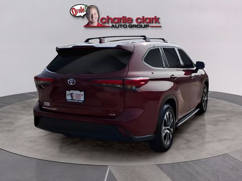 Used 2021 Toyota Highlander XLE FWD image 5