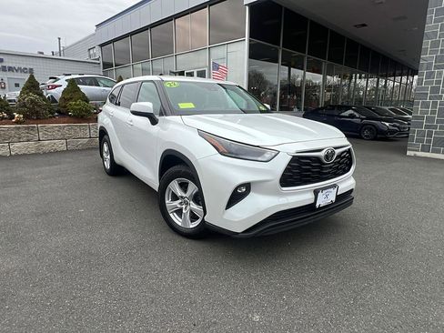 Used 2022 Toyota Highlander LE AWD/4WD image 1