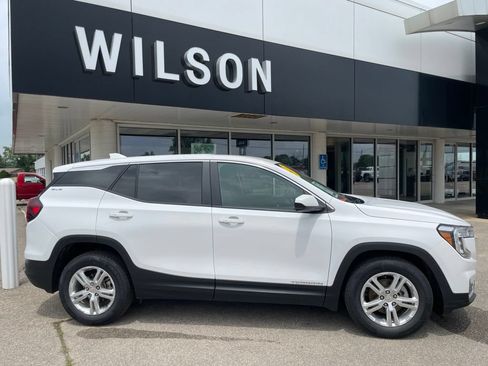 Used 2022 GMC Terrain SLE FWD image 2