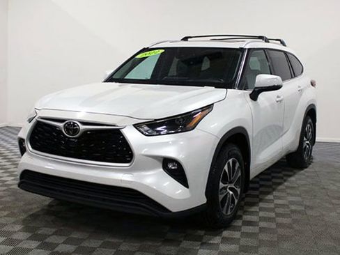 Used 2022 Toyota Highlander XLE image 2