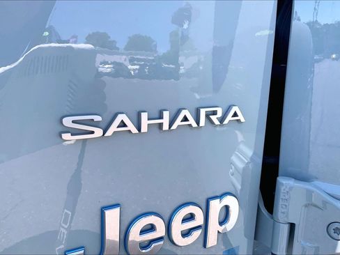 Certified 2024 Jeep Wrangler Unlimited Sahara w/ Dual Top Group AWD/4WD image 26