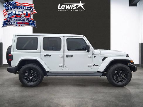 Used 2022 Jeep Wrangler Unlimited Sahara AWD/4WD image 5