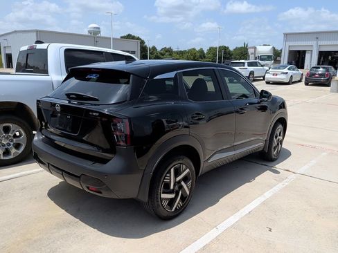 Used 2025 Nissan Kicks SV w/ Charging Package FWD image 6