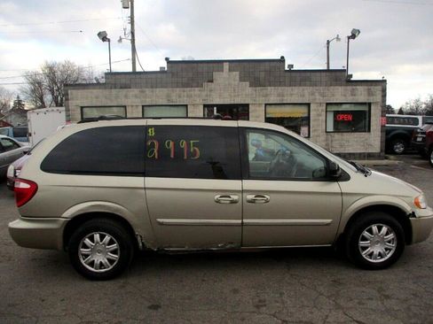 Used 2007 Chrysler Town & Country Touring image 2