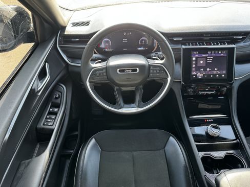 Used 2025 Jeep Grand Cherokee L Altitude RWD image 11