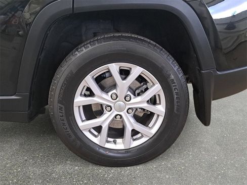 Certified 2022 Jeep Grand Cherokee Limited w/ Luxury Tech Group II image 32