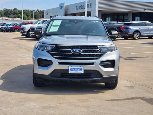 Used 2021 Ford Explorer XLT RWD image 2