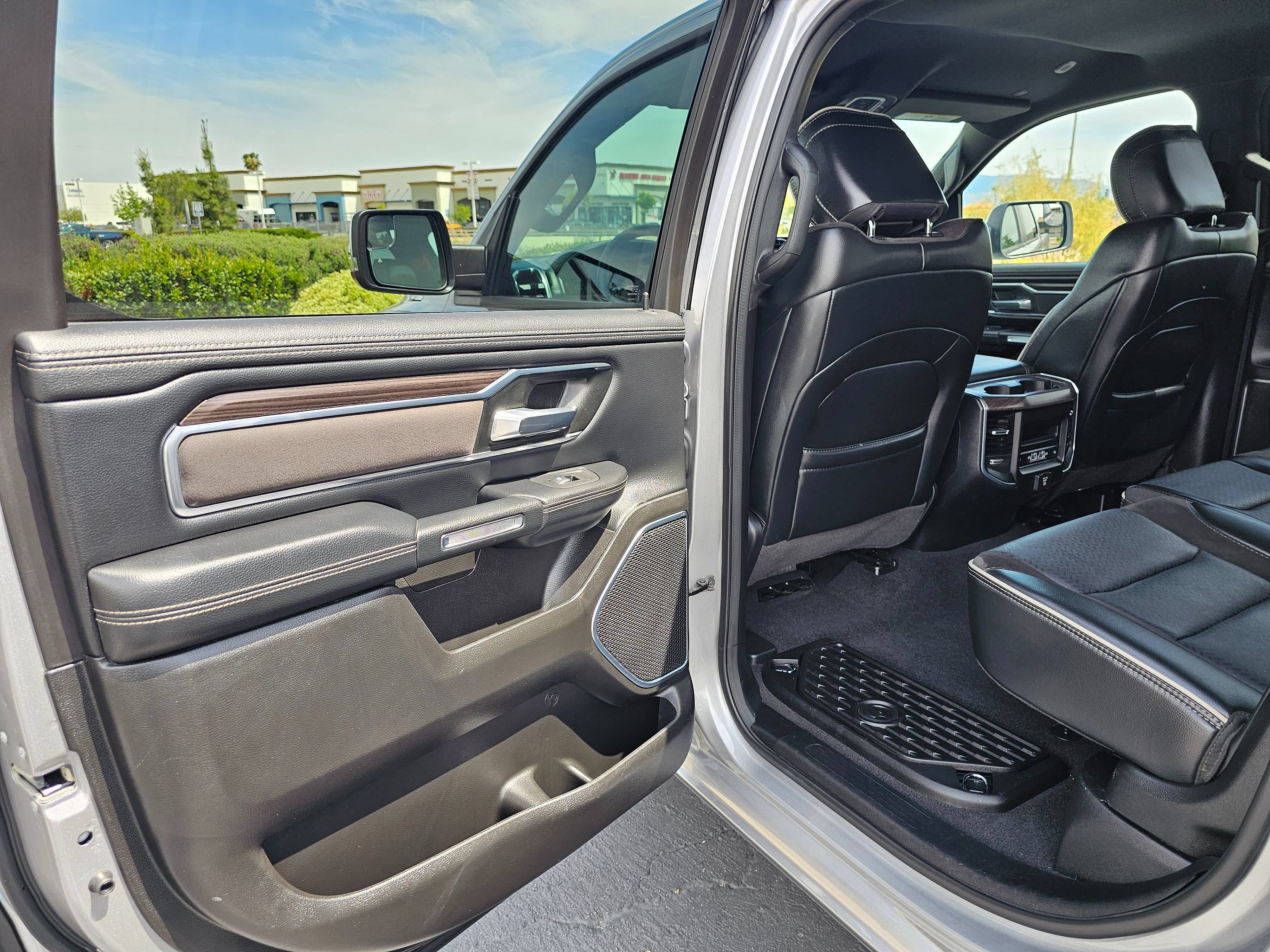 Used 2025 RAM 1500 Laramie AWD/4WD image 18