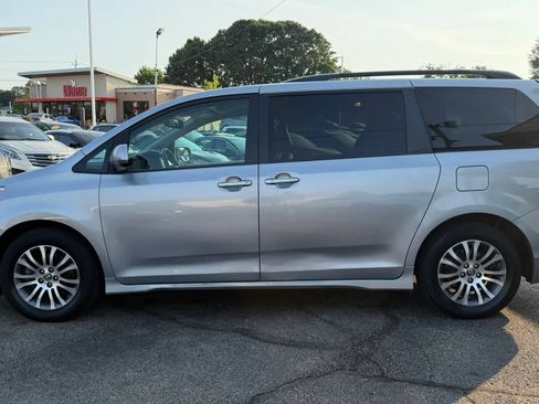 Used 2018 Toyota Sienna XLE FWD image 2